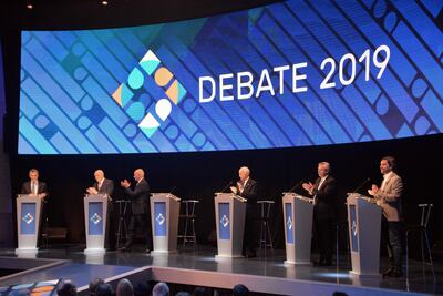 Aplauso final de los candidatos en el primer debate presidencial televisado para las elecciones argentinas ayer en la Universidad Nacional del Litoral, en Santa Fe (Argentina).