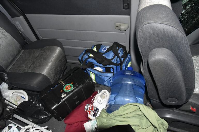 Dentro de la ambulancia había latas de cerveza.