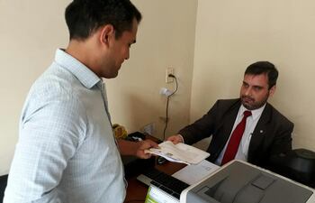 El intendente Roque Godoy cuando presentó su denuncia en mesa de entrada de la Fiscalía.