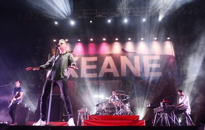 Con una sencilla puesta en escena, que tuvo a la música como su gran protagonista, el cuarteto de pop rock Keane emocionó e hizo cantar a las 15.000 almas presentes el miércoles en el Jockey Club.