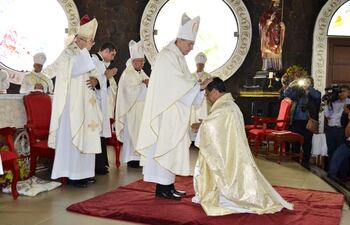 el-obispo-de-ciudad-del-este-guillermo-steckling-realiza-la-uncion-del-padre-collar-fue-ayer-durante-la-ordenacion--195224000000-1463283.jpg