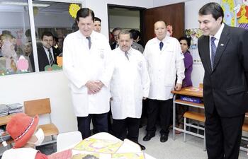 federico-franco-en-una-visita-a-clinicas-hizo-varias-promesas-hoy-los-ninos-podrian-quedar-sin-tratamiento--195133000000-560725.jpg