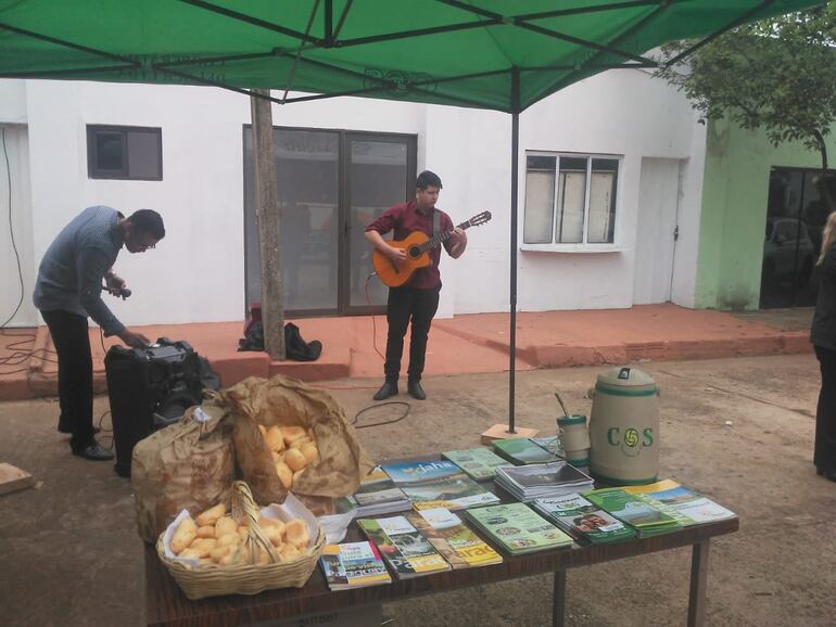 Con chipa y tereré aguardan a los turistas en Encarnación.