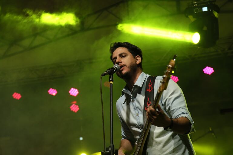 Víctor Trinidad tiene a su cargo el bajo como también la voz en algunas canciones.