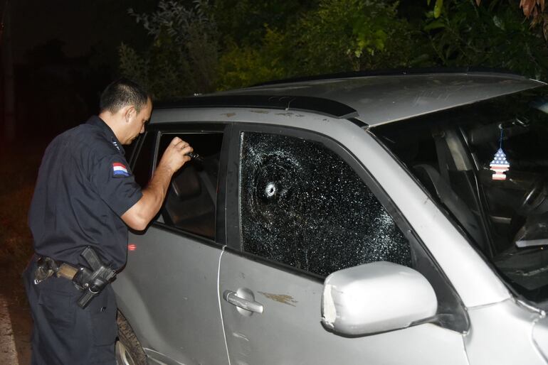 Camioneta en la que se desplazaba la pareja atacada a balazos.