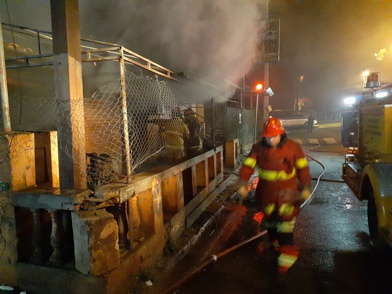 Llamas consumieron totalmente una vivienda en Itauguá.