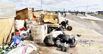 La zona de estacionamiento de la Costanera Norte está ocupada por casas precarias. El lugar parece un vertedero.