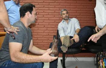 Intercambio de botas entre el jefe de estado y el artesano José Alcides Núñez.