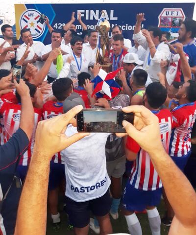 La celebración con el trofeo de campeón y con los hinchas deseosos de captar las fotos con el celular en Itauguá.