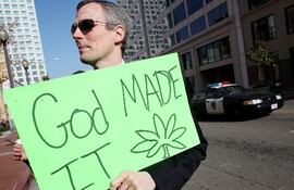 dios-creo-la-marihuana-reza-el-cartel-desplegado-por-un-activista-pro-legalizacion-en-california-ee-uu-archivo-232355000000-394840.jpg