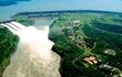 Vertedero de la represa hidroeléctrica Itaipú en épocas de creciente del río Paraná.