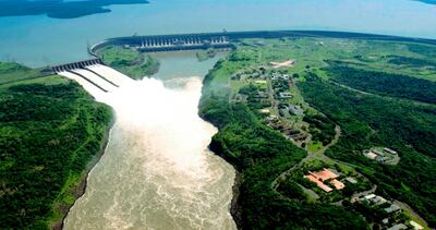 Vertedero de la represa hidroeléctrica Itaipú en épocas de creciente del río Paraná.