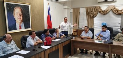 Reunión entre paseros y el titular de Aduanas.