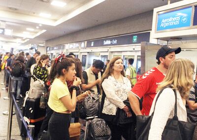 Pasajeros hacen fila en el mostrador de Aerolíneas Argentinas del aeroparque Jorge Newbery.