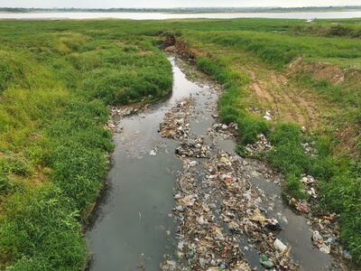 Arroyos con toneladas de basuras desembocan en el río Paraguay.