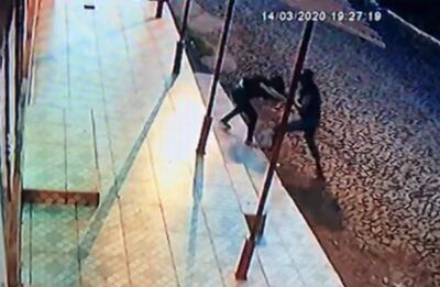 Momento en que el delincuente le arrebata la cartera y parte del cabello a la menor.