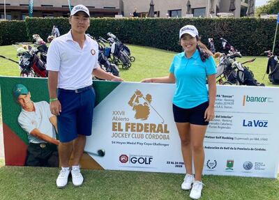 Los golfistas amateurs paraguayos Pedro Baek y Viviana Prette en la sede del Abierto el Federal del Jockey Club Córdoba que finalizó ayer, tras 54 hoyos, en Argentina.