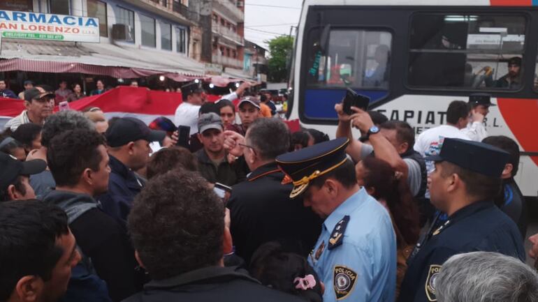 El cierre de la ruta genera caos en el tráfico sanlorenzano.