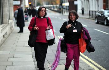 las-sacerdotisas-anglicanas-podrian-llegar-a-ser-obispos-si-asi-lo-decide-el-sinodo-que-se-reune-en-londres-afp-222125000000-484094.jpg