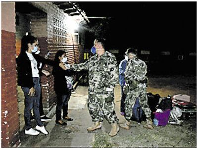Un efectivo militar se despide de las mujeres que estaban en el albergue transitorio cumpliendo la cuarentena obligatoria.