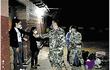 Un efectivo militar se despide de las mujeres que estaban en el albergue transitorio cumpliendo la cuarentena obligatoria.