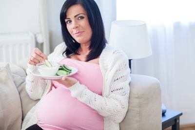 Durante el embarazo es importante alimentarse bien, advierten los expertos.