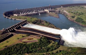 La hidroeléctrica Itaipú Binacional tiene un alto presupuesto para aportes sociales. Parte de estos fondos se habrían mal utilizado en Brasil, según Crusoé.