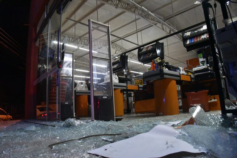 Los ladrones rompieron las puertas del minimercado con un mazo.