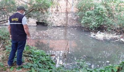 Inspectores del Mades constataron el desborde de residuos sólidos al arroyo Cañada del Carmen.