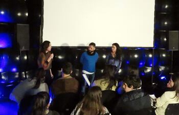 leti-lvarez-y-amancay-stumpfs-presentaron-la-muestra-de-cinecable-en-el-festival-de-obera-junto-al-programador-matias-barrientos--204224000000-1734337.jpg