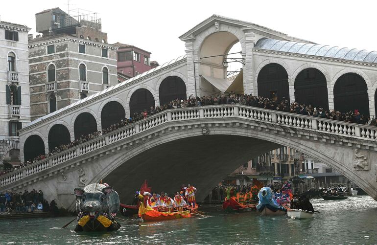 Enigmáticos seres enmascarados recorren desde este sábado el centro histórico de Venecia.