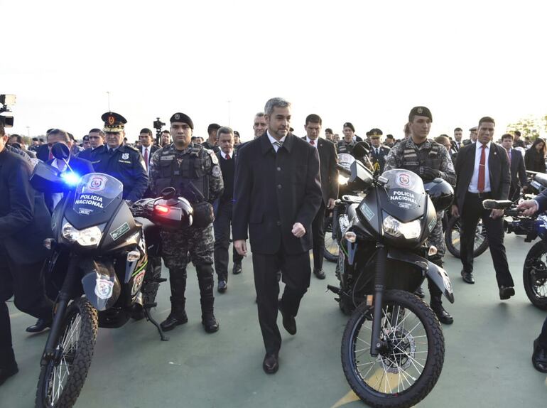 El Presidente Mario Abdo, durante la presentación de los biciclos donados por Yacyretá para el Grupo Lince.