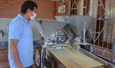 La molienda del maíz para la harina dentro  del procesamiento se realiza en el  domicilio de familia  Ortiz-Alvarenga, ubicada en San Ignacio.