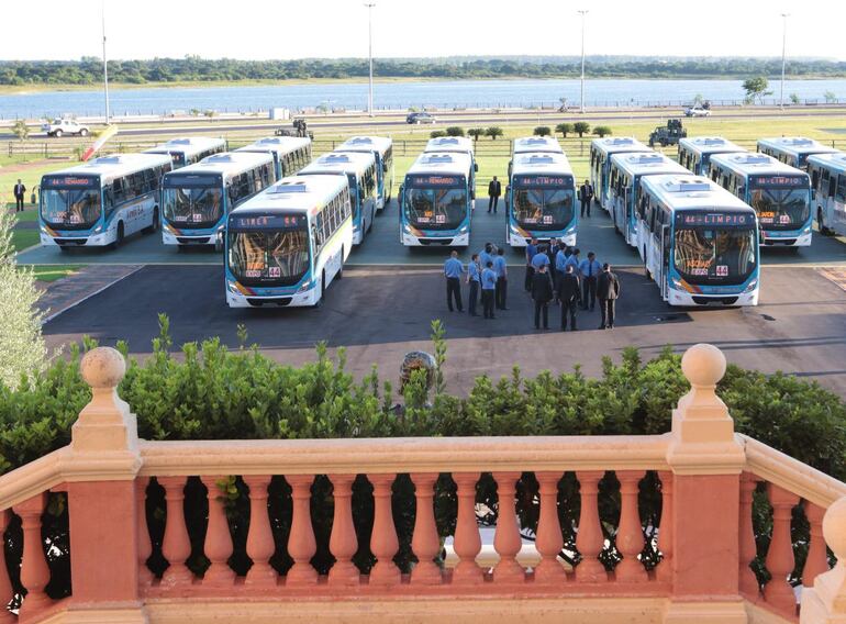 Presentaron nuevos buses