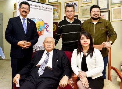 Sentados: Dr. Ramón Artemio Bracho y su hija Patricia. Parados: Óscar Aristizábal, Luis Calderón y Diego Lara en la residencia del fundador de la amistad.