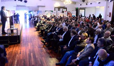 Víctor González Acosta, moderando ante unos 400 líderes empresariales, anoche, en el foro realizado en Carmelitas Center.