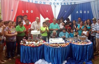 familiares-vecinos-y-amigos-reservistas-agasajaron-al-heroe-de-la-guerra-del-chaco-simon-gonzalez-espinola-al-celebrar-sus-100-anos-de-vida-y-homena-192647000000-1567684.jpg