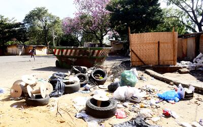 Frente a la Universidad Católica pulula la basura. En el fondo, la belleza del tajy rosado se opaca en su intento de transmitir esperanza.