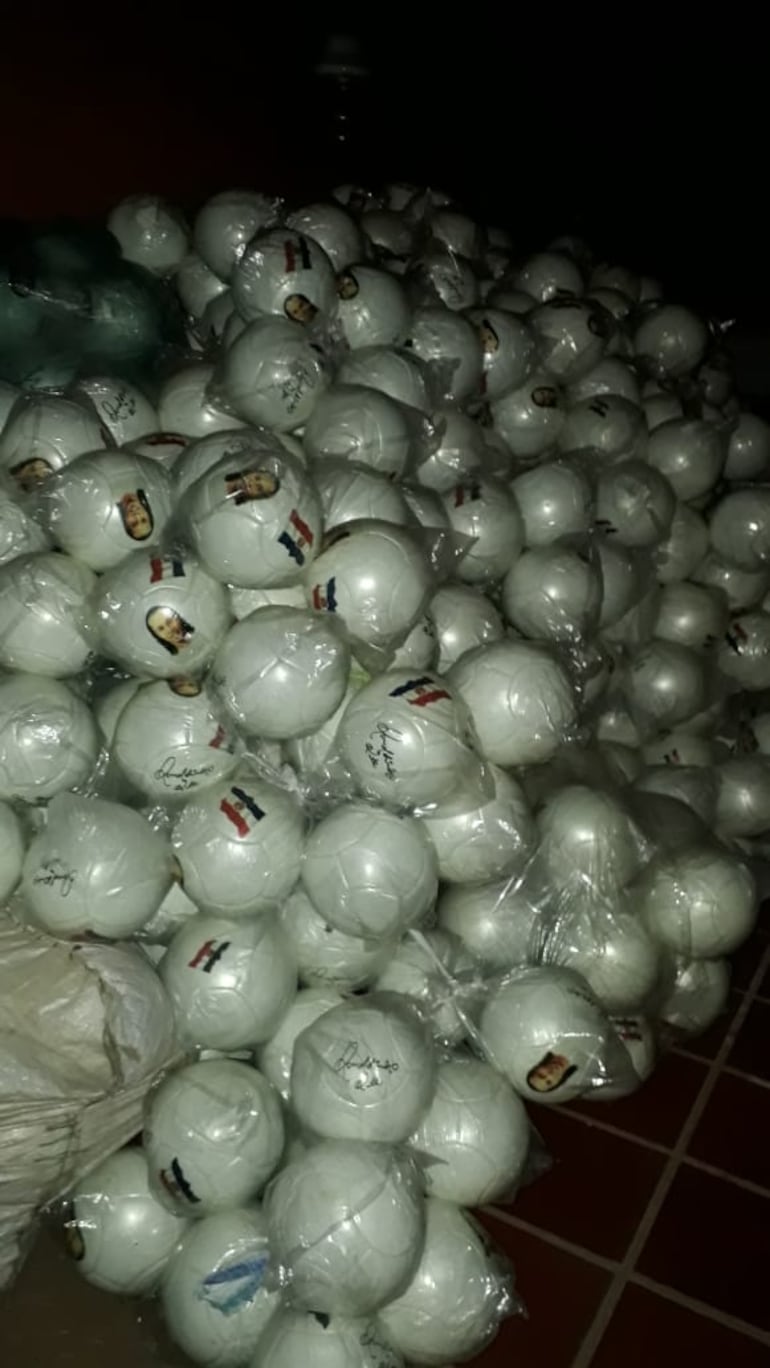 Pelotas con la imagen de Ronaldinho que estaban dentro de la casa.