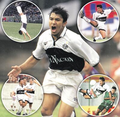 “Soldadito” Benítez gastaba mucha energía en las volteretas para la celebración de sus goles.