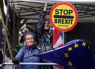 Manifestantes antibrexit en las afueras del Parlamento, en Londres.