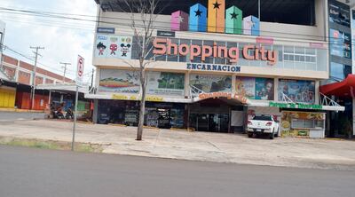 Calles desiertas y alguno que otro local abierto a medias en el circuito comercial de Encarnación. La situación se ha vuelto insostenible para miles de compatriotas.