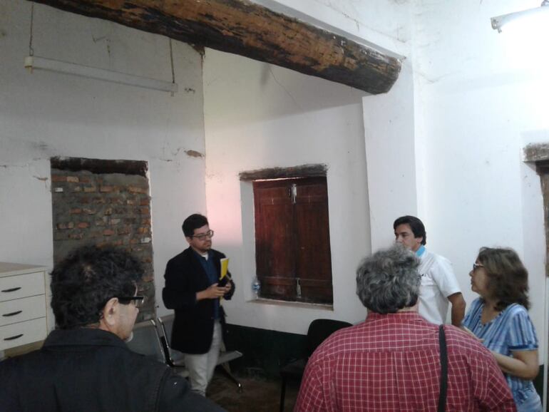 Una construcción para galería comercial daña el techo y paredes de la casa de los indios.