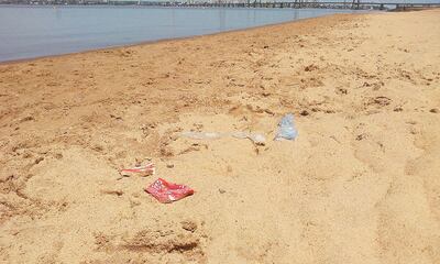 Bolsitas de polietileno utilizadas para fabricar hielo y otros residuos abundaban ayer en la playa Pacucuá.