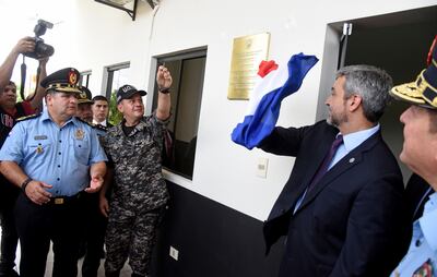 El presidente Mario Abdo Benítez (der.) inaugura las mejoras edilicias de la Unidad de Operaciones Tácticas Motorizadas de la Policía Nacional, en su sede en el barrio Laurelty, ciudad de Luque.
