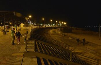 la-unica-fuente-de-luz-que-existe-a-lo-largo-de-la-avenida-costanera-es-la-luminica-publica-del-paseo-central-de-la-via-que-resulta-insuficiente-par-200240000000-612816.jpg