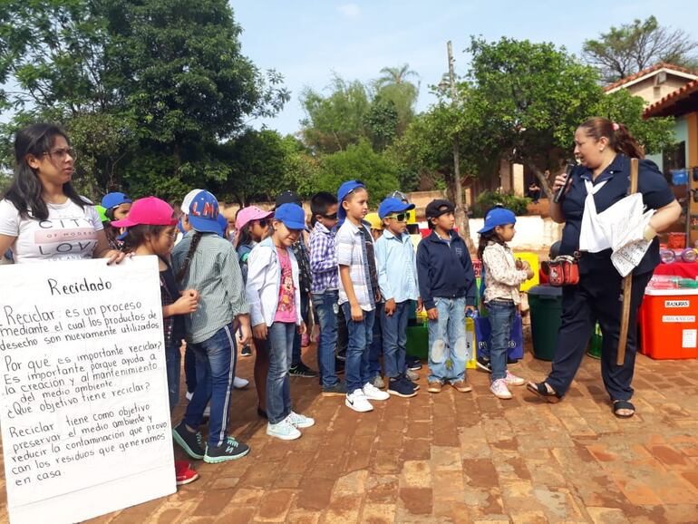 Alumnos de una escuela de Atyrá, la más limpia del país, ahora suman creatividad a su particular conciencia de mantener la limpieza de su ciudad.