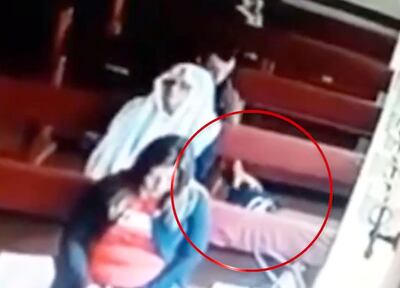 Momento del hurto a una mujer en una capilla.