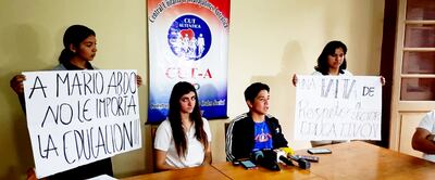 Ana Ayala (Fenaes) y Carlos Haedo (independiente) repudiaron el rechazo del Gobierno a los reclamos del sector estudiantil.