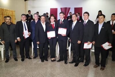 El presidente de la UFI, Óscar Obdulio Ramírez, el director arbitral Federico Ríos y otras autoridades aparecen con algunos de los nuevos árbitros de la institución que dirige los destinos del balompié de tierra adentro.